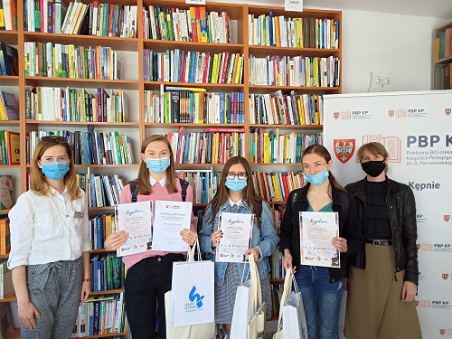 Nagrodzone uczennice wraz z kierownikiem KP i nauczycielem bibliotekarzem
